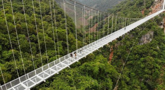 Cầu kính Bạch Long - cây cầu kính đi bộ dài nhất thế giới