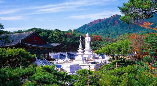 Quang cảnh thanh bình tại đền Donghwasa